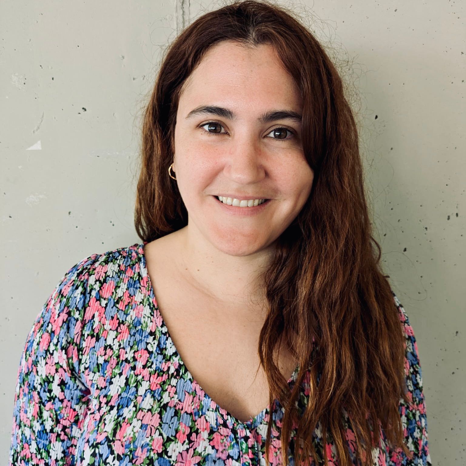 Retrato de Cristina Castro, Trabajadora Social con Máster en Igualdad de Género y especializada en Intervención con Familias y Menores. Con experiencia en formación sobre igualdad, diversidad y relaciones para jóvenes, trabaja actualmente en un Centro de Atención a la Infancia (CAI) de Madrid, enfocándose en la prevención y tratamiento familiar.