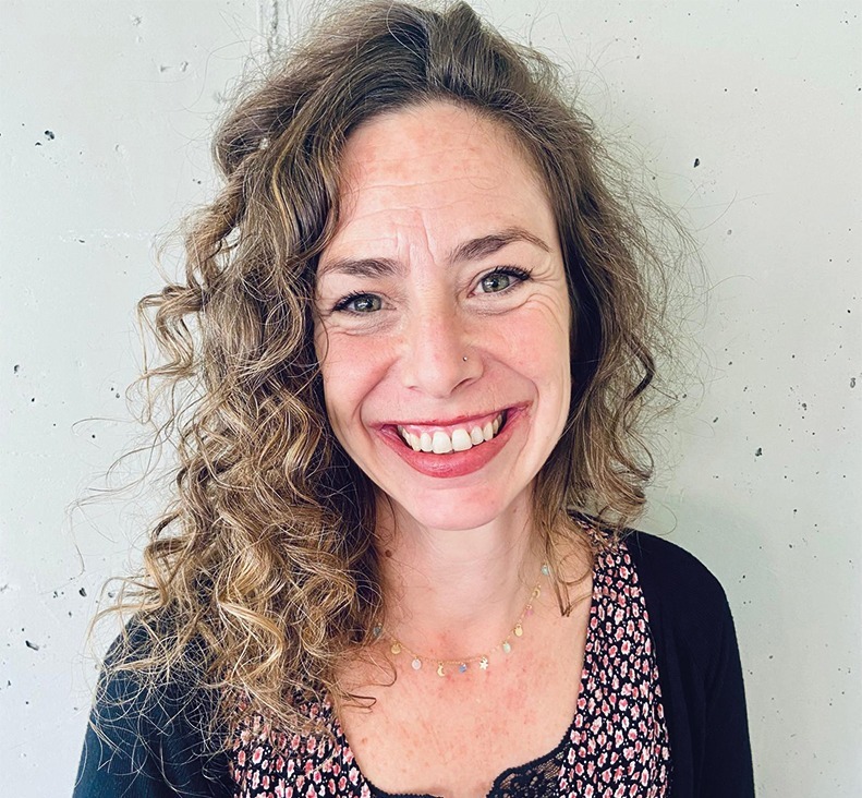 Retrato de Ainhoa Noain colaboradora de Terapia en familia, es Psicóloga sanitaria y terapeuta familiar sistémica.