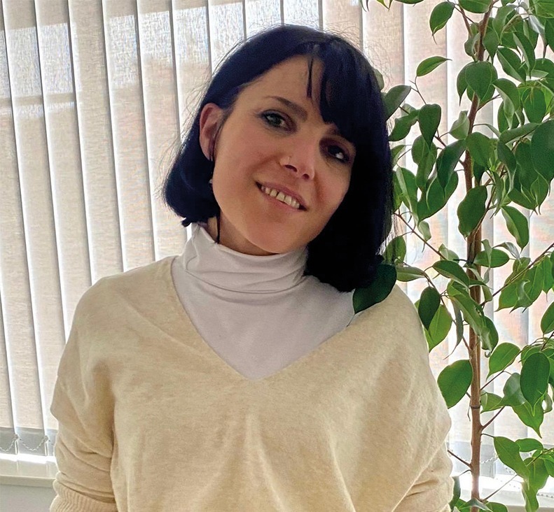 Retrato de Violeta Cámara, psicóloga sanitaria y terapeuta familiar sistémica, colaboradora de Terapia en familia, dedicada a acompañar a las familias en su camino hacia el bienestar emocional.