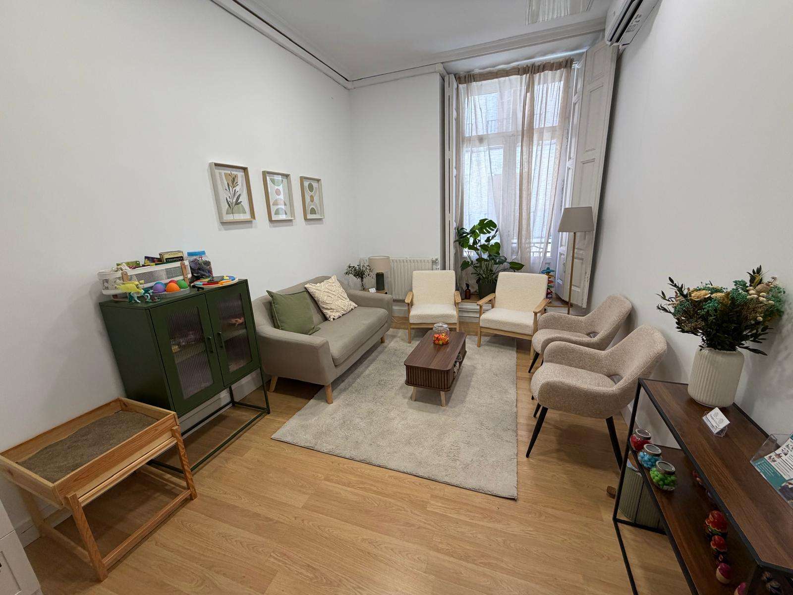 Sala de terapia en familia para sesiones con adultos y niños