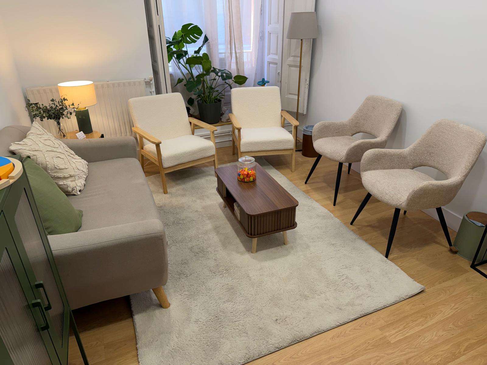 Sala de terapia familiar para sesiones de adultos y niños